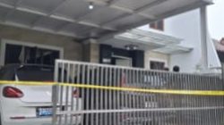 Kota Bekasi - Rumah Ermanto Usman di Prima Lingkar Asri, Blok B4/14, Kelurahan Jatibening, Kecamatan Pondok Gede, Kota Bekasi di garis polisi. Foto: Ist/Gobekasi.id.