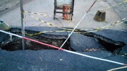 Kota Bekasi - Jembatan Bendungan Tiu kembali menuai sorotan. Infrastruktur penghubung yang berada di wilayah perbatasan Kota Bekasi dan Jakarta Timur itu dinilai dibiarkan dalam kondisi rawan tanpa kepastian penyelesaian permanen. Foto: Doc. GMKB/Gobekasi.id.