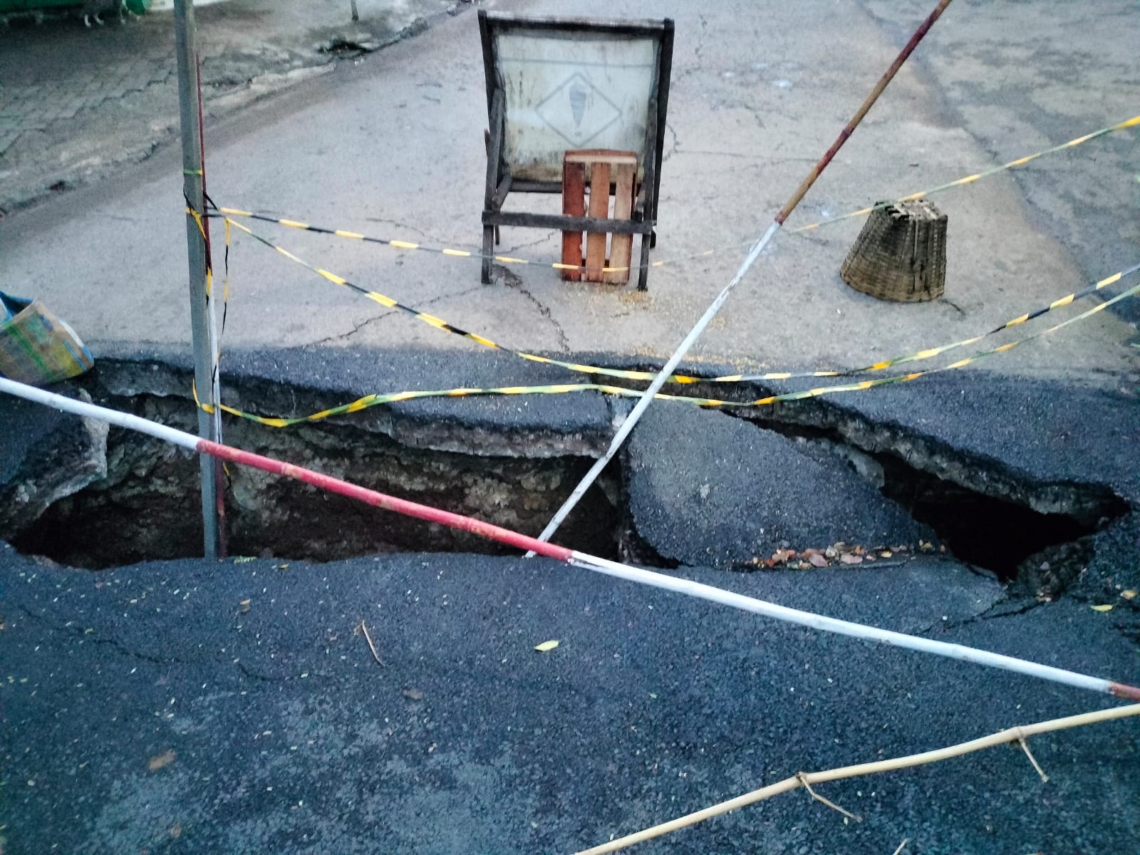 Kota Bekasi - Jembatan Bendungan Tiu kembali menuai sorotan. Infrastruktur penghubung yang berada di wilayah perbatasan Kota Bekasi dan Jakarta Timur itu dinilai dibiarkan dalam kondisi rawan tanpa kepastian penyelesaian permanen. Foto: Doc. GMKB/Gobekasi.id.