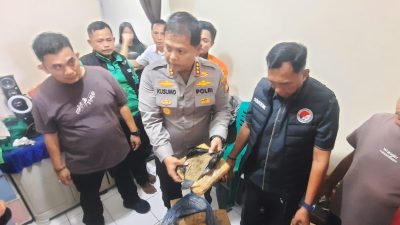 Kota Bekasi - Kapolres Metro Bekasi Kota, Kusumo Wahyu Bintoro, membongkar penyimpanan ganja dalam jumlah besar di sebuah rumah kontrakan di wilayah Bintara Jaya, Bekasi Barat, Selasa (3/3/2026). Foto: Septian/Gobekasi.id.