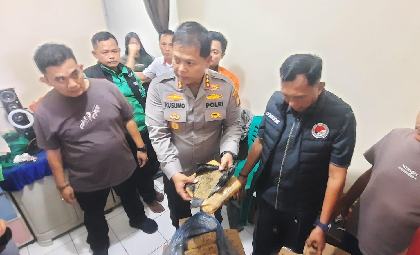 Kota Bekasi - Kapolres Metro Bekasi Kota, Kusumo Wahyu Bintoro, membongkar penyimpanan ganja dalam jumlah besar di sebuah rumah kontrakan di wilayah Bintara Jaya, Bekasi Barat, Selasa (3/3/2026). Foto: Septian/Gobekasi.id.