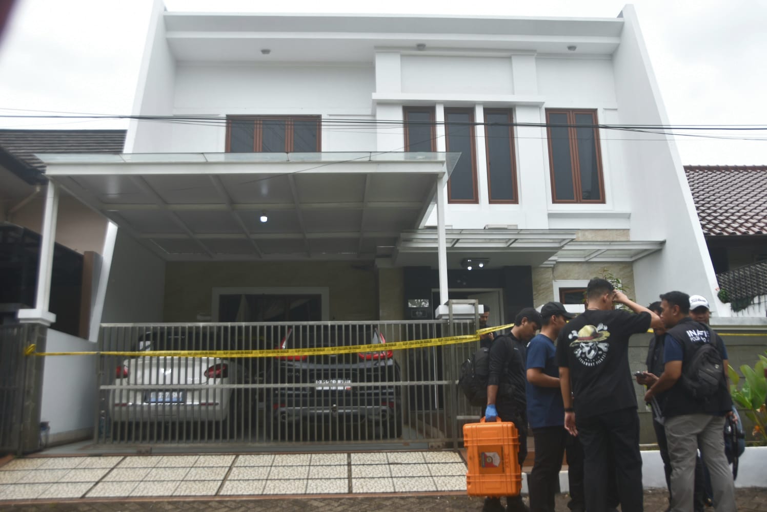 Kota Bekasi - Polisi melakukan olah TKP Kematian Aktivis Buruh Ermanto Usman di kediamannya Perumahan Prima Lingkar Asri, Jatibening, Pondok Gede, Kota Bekasi. Foto: Septian/Gobekasi.id.
