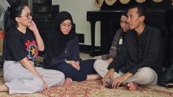 Kota Bekasi - Momen Anggota Komisi XIII DPR RI, Rieke Diah Pitaloka berkunjung di kediaman mendiang Ermanto Usman di Jatibening. Foto: Gobekasi.id.