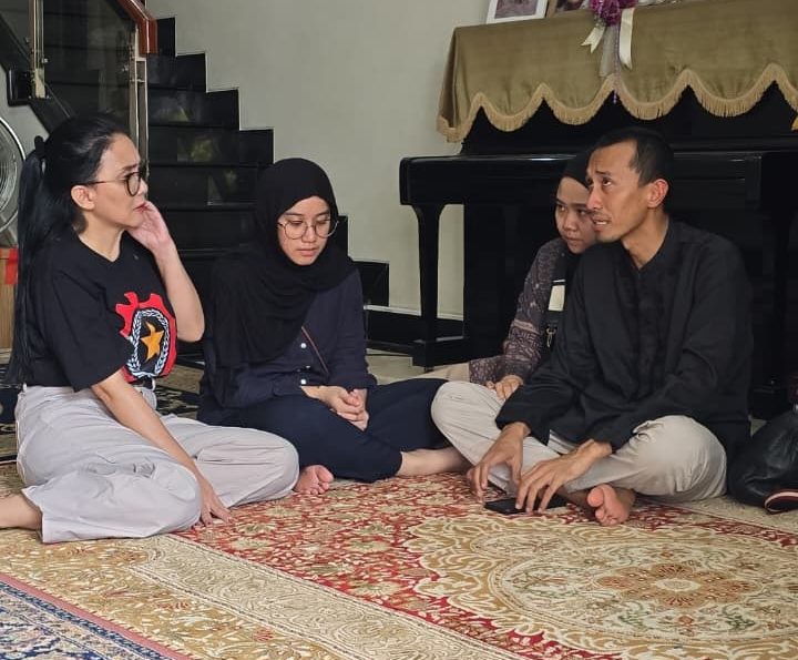 Kota Bekasi - Momen Anggota Komisi XIII DPR RI, Rieke Diah Pitaloka berkunjung di kediaman mendiang Ermanto Usman di Jatibening. Foto: Gobekasi.id.