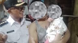 Kota Bekasi - Camat Bekasi Barat, Sudarsono, bersama perangkat kelurahan setempat telah melakukan koordinasi langsung dengan keluarga korban balita yang diduga menjadi korban kekerasan seksual. Foto: Ist/Gobekasi.id.