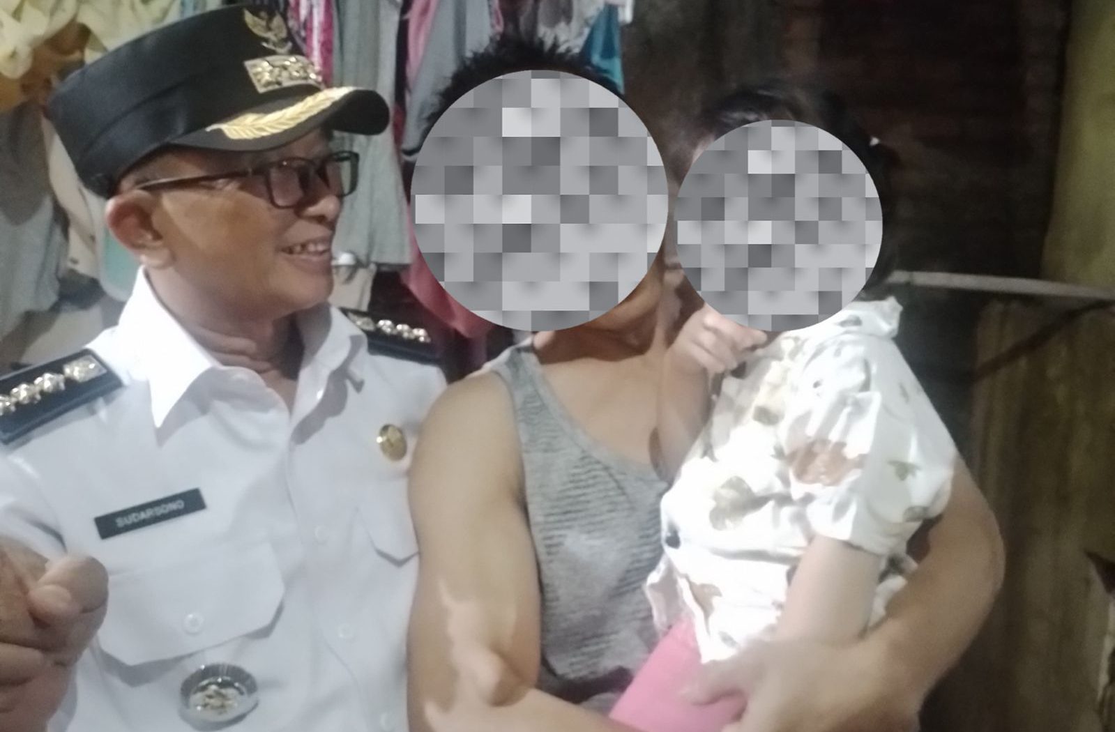 Kota Bekasi - Camat Bekasi Barat, Sudarsono, bersama perangkat kelurahan setempat telah melakukan koordinasi langsung dengan keluarga korban balita yang diduga menjadi korban kekerasan seksual. Foto: Ist/Gobekasi.id.