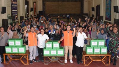 Kabupaten Bekasi - PT Hankook Tire Indonesia (HTI) menyalurkan bantuan paket sembako kepada masyarakat di sekitar wilayah operasional perusahaan di Kecamatan Cikarang Pusat, Kabupaten Bekasi, Rabu (4/3/2026). Foto: Ist