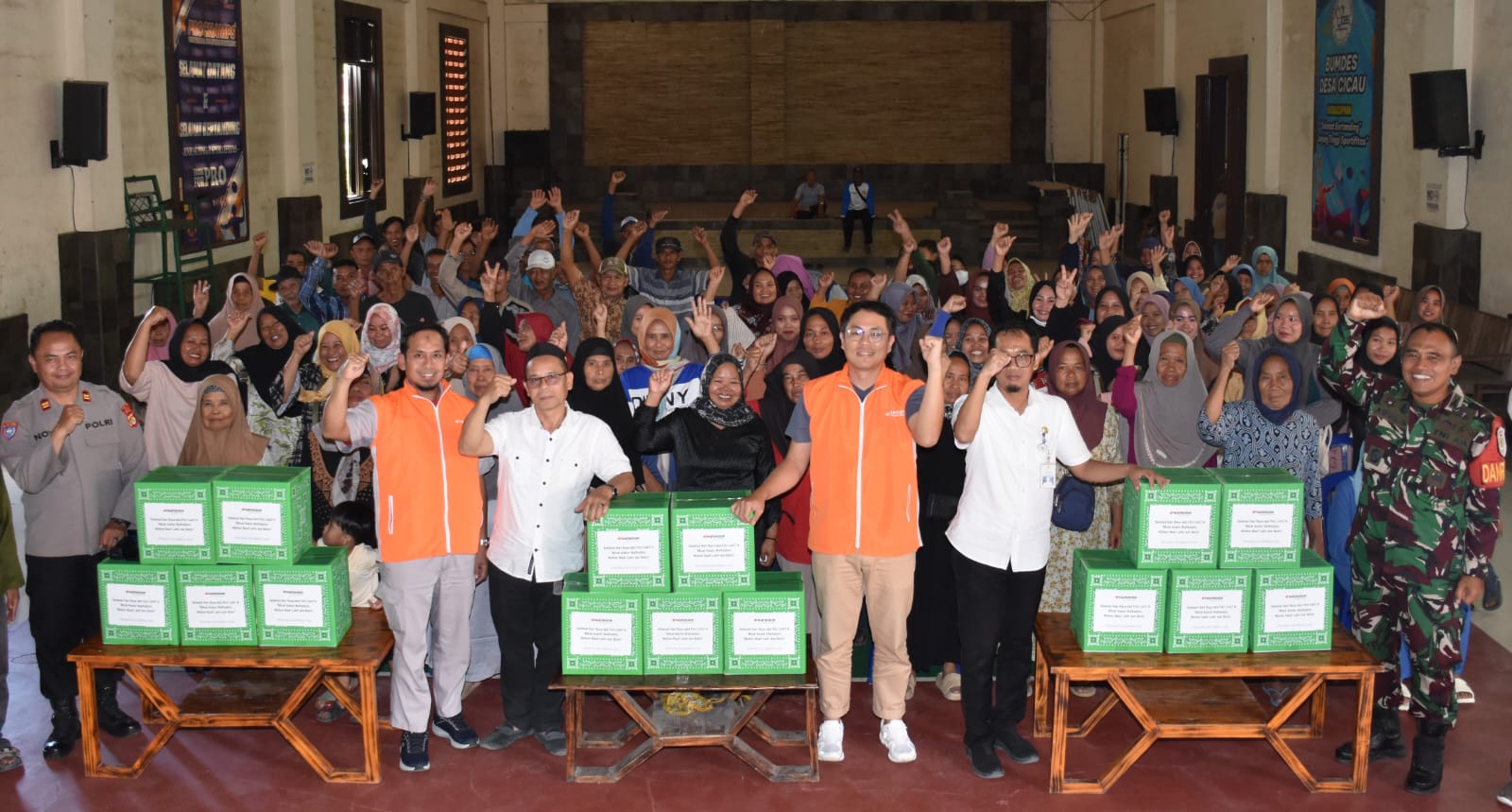 Kabupaten Bekasi - PT Hankook Tire Indonesia (HTI) menyalurkan bantuan paket sembako kepada masyarakat di sekitar wilayah operasional perusahaan di Kecamatan Cikarang Pusat, Kabupaten Bekasi, Rabu (4/3/2026). Foto: Ist