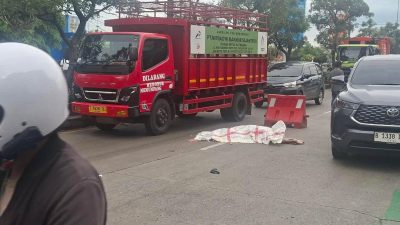 Kota Bekasi - Seorang pengendara sepeda motor tewas setelah terlindas truk di Jalan Ahmad Yani, Bekasi Selatan, pada Rabu (4/3/2026). Foto: Gobekasi.id.