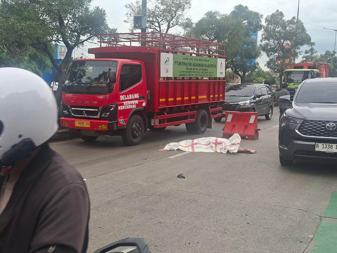 Kota Bekasi - Seorang pengendara sepeda motor tewas setelah terlindas truk di Jalan Ahmad Yani, Bekasi Selatan, pada Rabu (4/3/2026). Foto: Gobekasi.id.