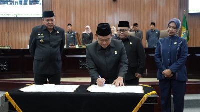 Kota Bekasi - Ketua DPRD Kota Bekasi Sardi Efendi, didampingi Wakil Ketua I Nuryadi Darmawan dan Wakil Ketua III Puspa Yani menandatangani Raperda Penyertaa Modal BUMD yang disaksikan langsung Wali Kota Bekasi Tri Adhianto, Kamis (5/3/2026). Foto: Ist/Gobekasi.id.