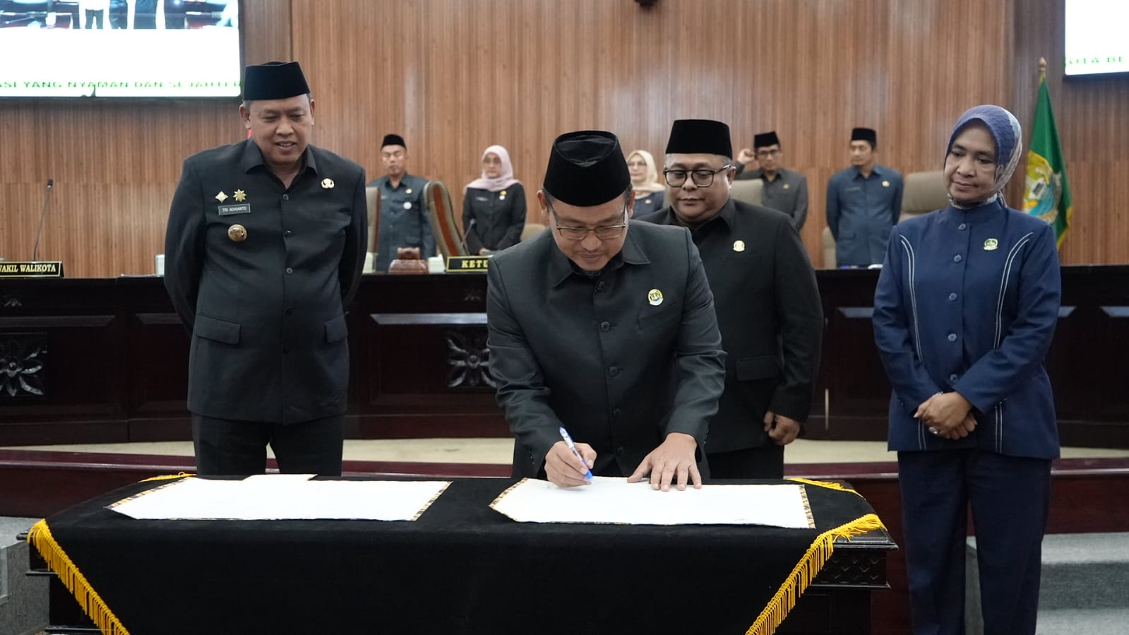 Kota Bekasi - Ketua DPRD Kota Bekasi Sardi Efendi, didampingi Wakil Ketua I Nuryadi Darmawan dan Wakil Ketua III Puspa Yani menandatangani Raperda Penyertaa Modal BUMD yang disaksikan langsung Wali Kota Bekasi Tri Adhianto, Kamis (5/3/2026). Foto: Ist/Gobekasi.id.