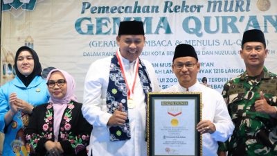 Kota Bekasi - Wali Kota Bekasi Tri Adhianto bersama perwakilan MURI Yusuf Natri, Ketua LPTQ Kota Bekasi KH. Muhammad Idrus Al-Hafidz, Ketua DPRD Kota Bekasi Dr. Sardi Efendi, Kepala Kantor BJB Cabang Bekasi Ahmad Faizal, serta Kepala Kejaksaan Negeri Kota Bekasi Dr. Sulvia Triana Hapsari. Foto: Ist/Gobekasi.id.