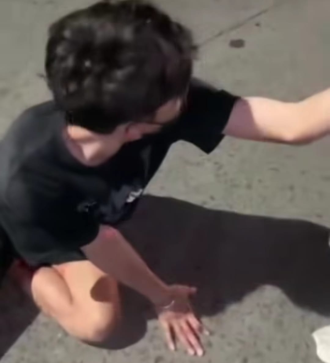 Kota Bekasi - Pelaku begal yang tersungkur usai ditabrak mobil di Kawasan Galxy, Bekasi Selatan, Kota Bekasi, Kamis (5/2/2026) dini hari. Foto: Ist/Gobekasi.id.