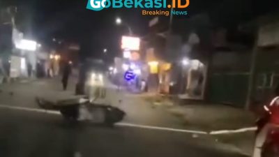 Kota Bekasi - Sepeda motor pelaku begal berserakan dijalan usai ditabrak mobil oleh suami korban di Jalan Raya Pekayon. Foto: Ist/Gobekasi.id.
