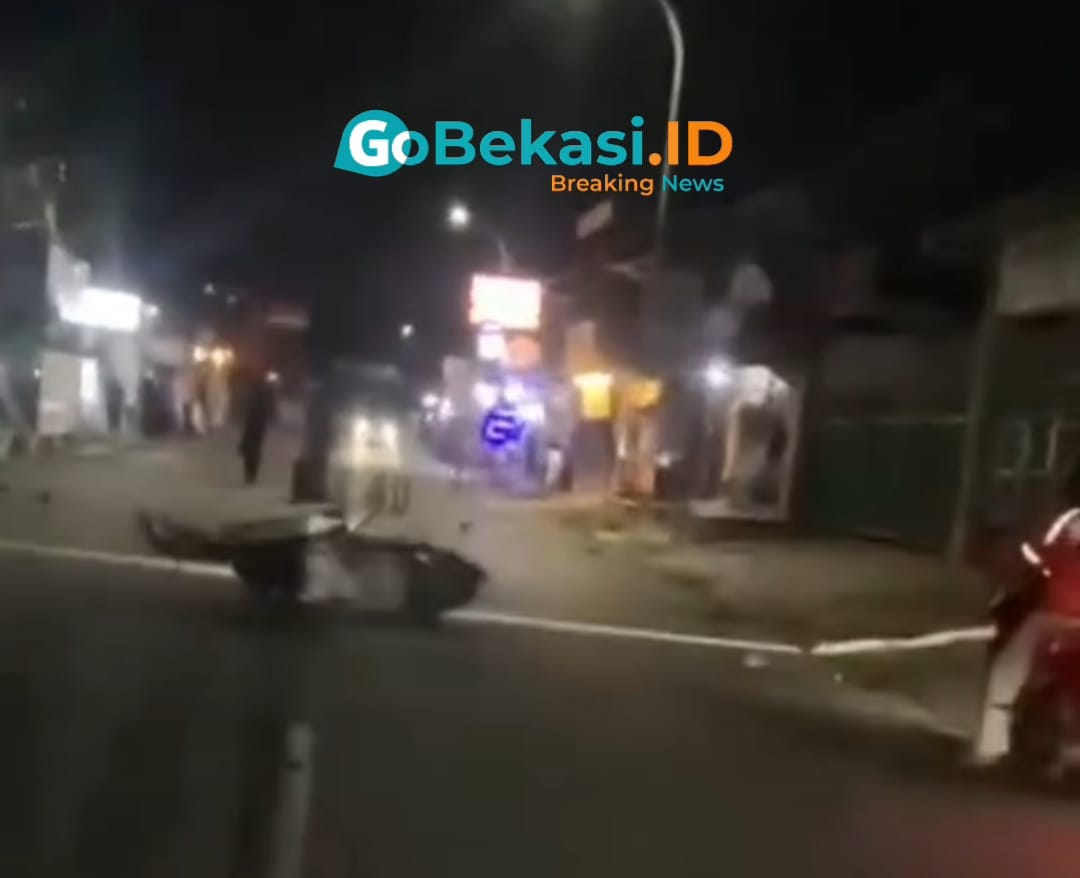 Kota Bekasi - Sepeda motor pelaku begal berserakan dijalan usai ditabrak mobil oleh suami korban di Jalan Raya Pekayon. Foto: Ist/Gobekasi.id.