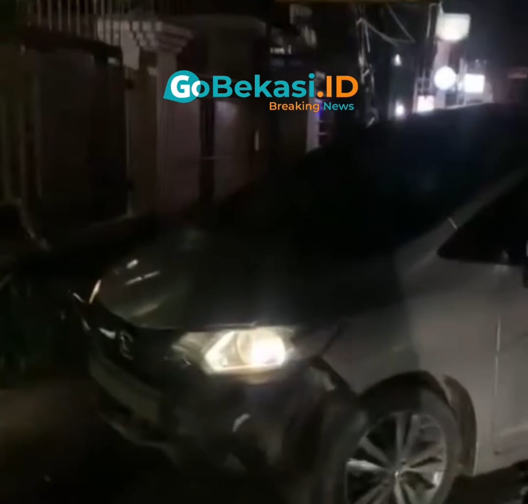 Kota Bekasi - Kondisi mobil korban rusak pada bagian depan usai menabrak sepeda motor yang dipakai oleh komplotan begal yang menyasar sang istri di Jalan Raya Pekayon, Bekasi Selatan, Kota Bekasi. Foto: Ist/Gobekasi.id.
