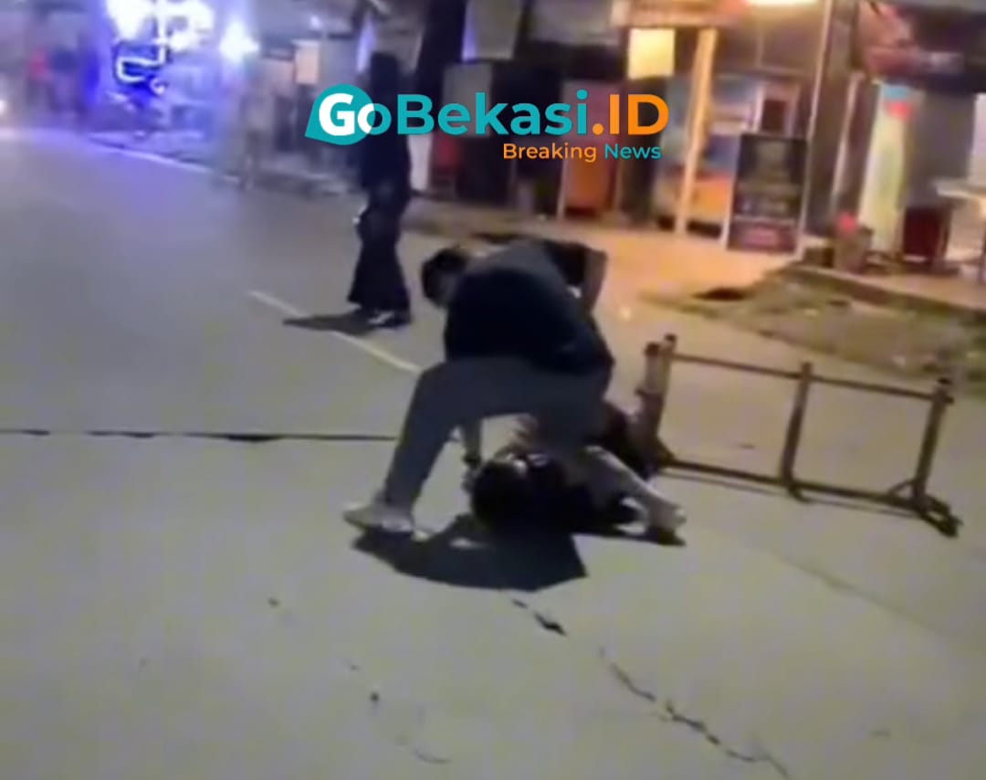 Kota Bekasi - Detik - detik suami korban mengamankan pelaku begal yang beraksi di Grand Galaxy, Bekasi Selatan, Kota Bekasi, Kamis (5/3/2026) dini hari. Foto: Ist/Gobekasi.id.