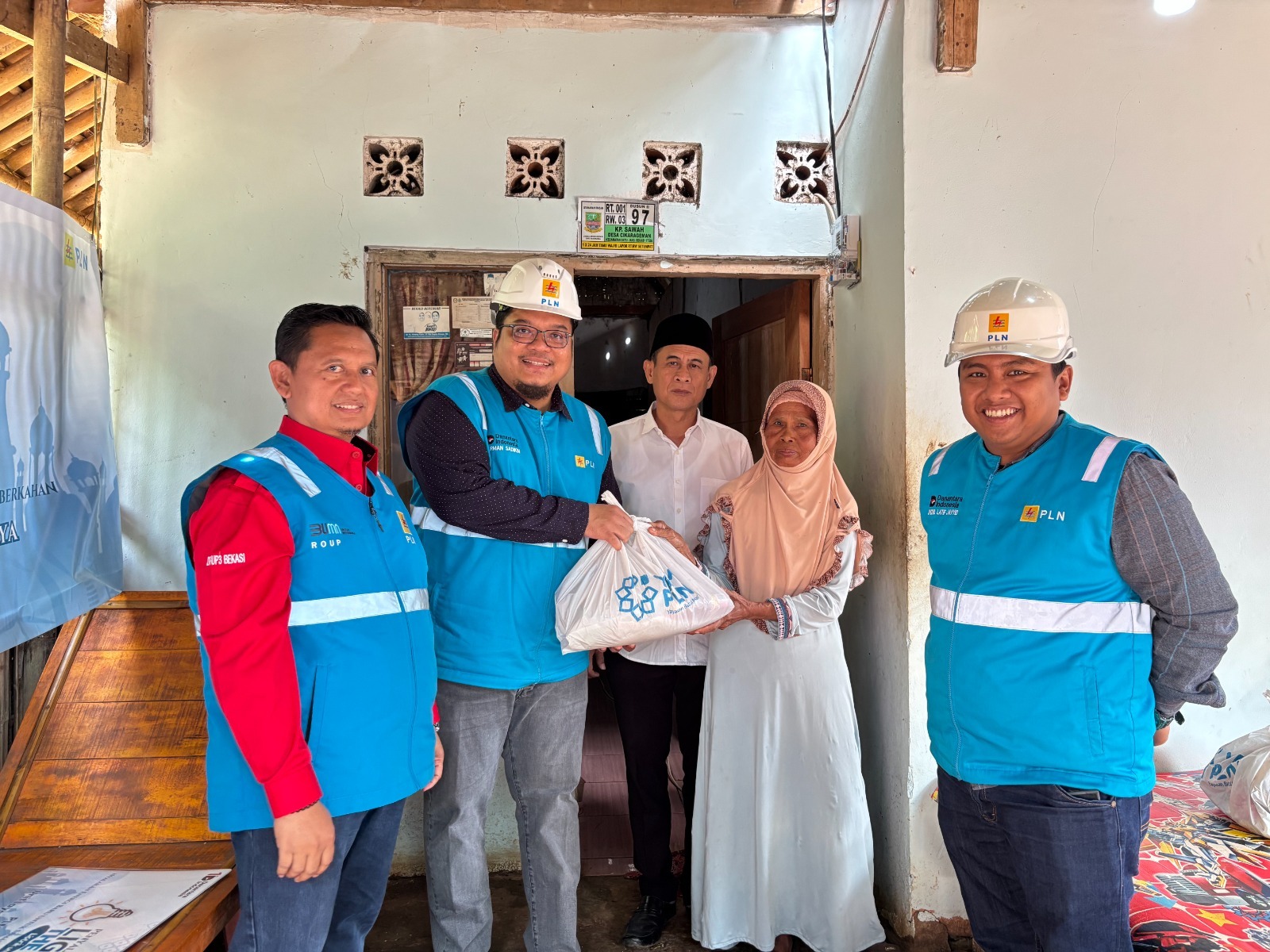 Kota Bekasi - Program LUTD merupakan wujud kepedulian dan komitmen PLN dalam menghadirkan terang sebagai sumber harapan, sekaligus mendukung peningkatan kualitas hidup masyarakat selama Ramadan.