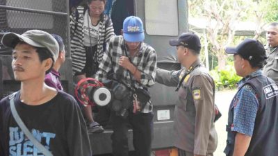 Kabupaten Bekasi - Satpol PP Kabupaten Bekasi menertibkan 22 PMKS yang ada di wilayahnya. Foto: Ist/Gobekasi.id.