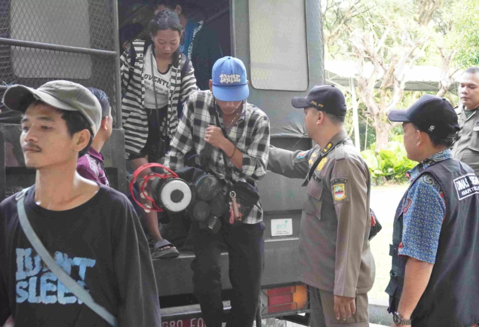 Kabupaten Bekasi - Satpol PP Kabupaten Bekasi menertibkan 22 PMKS yang ada di wilayahnya. Foto: Ist/Gobekasi.id.