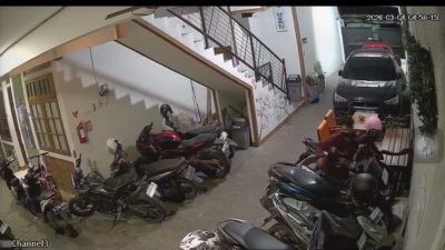 Kota Bekasi - Tangkapan layar video aksi pencurian sepeda motor di sebuah rumah kos di Jalan Bachang Raya, RT 10/RW 04, Kelurahan Pekayon Jaya, Kecamatan Bekasi Selatan.