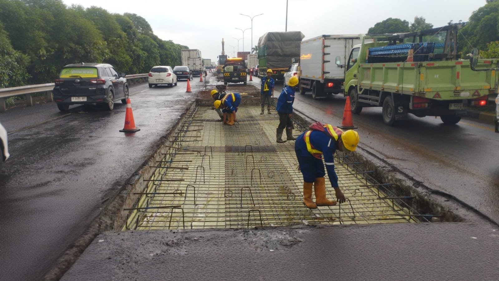 Kota Bekasi -PT Jasamarga Metropolitan Tollroad (JMT) melanjutkan pekerjaan pemeliharaan perkerasan jalan di ruas Jakarta Outer Ring Road (JORR). Foto: Ist/Gobekasi.id.