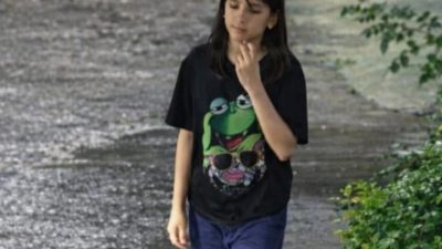 Kota Bekasi - Seorang perempuan muda diduga menjadi pelaku pembuangan bayi dalam plastik hitam di tong sampah milik warga Perumahan Tytyan Kencana, Kelurahan Marga Mulya, Kecamatan Bekasi Utara, Kota Bekasi. Foto: Ist/Gobekasi.id.