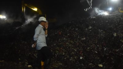 Kota Bekasi - Menteri Lingkungan Hidup Hanif Faisol Nurofiq meninjau langsung Longsor Zona IV TPST Bantargebang, Kota Bekasi, Minggu (8/3/2026) malam. Foto: Septian/Gobekasi.id.