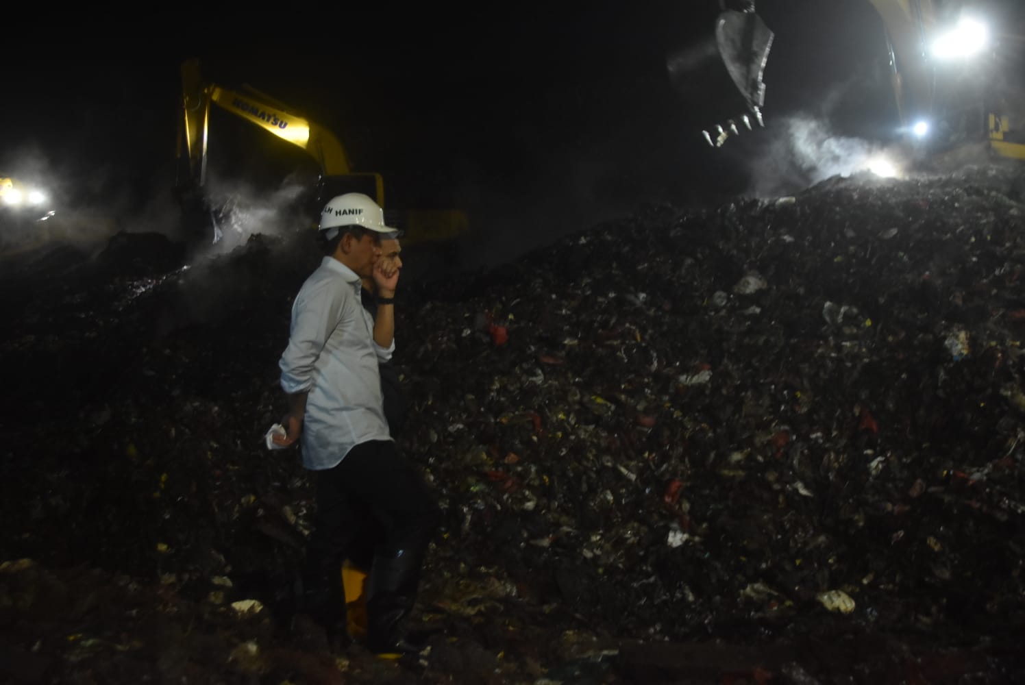 Kota Bekasi - Menteri Lingkungan Hidup Hanif Faisol Nurofiq meninjau langsung Longsor Zona IV TPST Bantargebang, Kota Bekasi, Minggu (8/3/2026) malam. Foto: Septian/Gobekasi.id.
