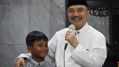 Kota Bekasi - Di tengah saf jamaah yang rapat, hadir sosok Wakil Wali Kota Bekasi, Abdul Harris Bobihoe, dalam rangkaian kegiatan Tarawih Keliling (Tarling) Ramadan 2026.