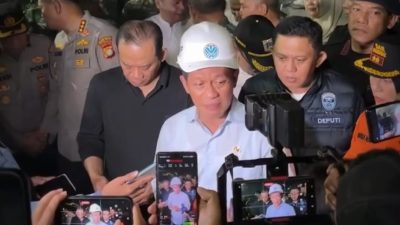 Kota Bekasi - Menteri Lingkungan Hidup (LH) Hanif Faisol Nurofiq saat meninjau lokasi longsor sampah di Zona IV TPST Bantargebang, Kota Bekasi, yang memakan korban jiwa, Minggu (8/3/2026). Foto: Gobekasi.id.