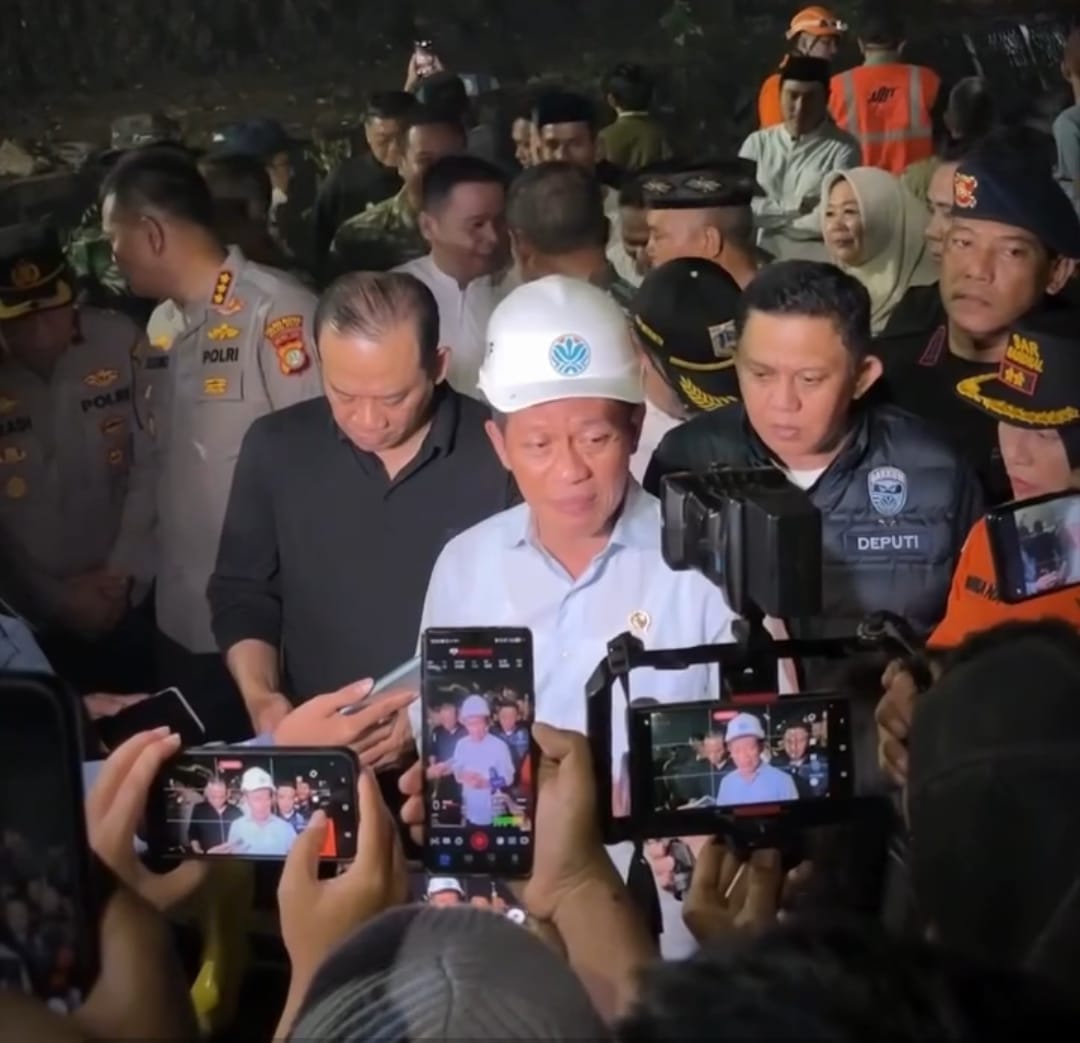 Kota Bekasi - Menteri Lingkungan Hidup (LH) Hanif Faisol Nurofiq saat meninjau lokasi longsor sampah di Zona IV TPST Bantargebang, Kota Bekasi, yang memakan korban jiwa, Minggu (8/3/2026). Foto: Gobekasi.id.