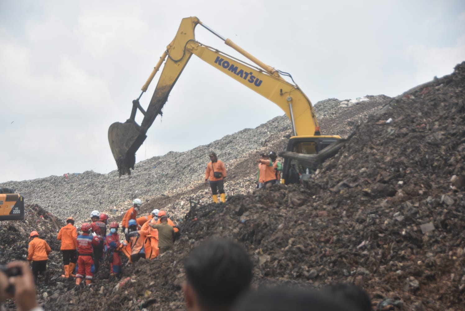 Kot Bekasi - Petugas SAR Gabungan saat mengevakuasi jenazah kelima akibat longsor sampah di Zona IV TPST Bantargebang, Kota Bekasi, Senin (9/3/2026). Foto: Septian/Gobekasi.id.
