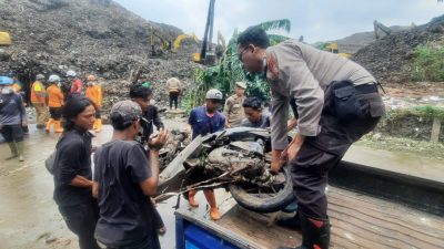 Kota Bekasi - Salah satu kendaraan sepeda motor milik pemulung yang rusak usai tertimbun longsor sampah di Zona IV TPST Bantargebang, Kota Bekasi, Senin (9/3/2026). Foto: Septian/Gobekasi.id.