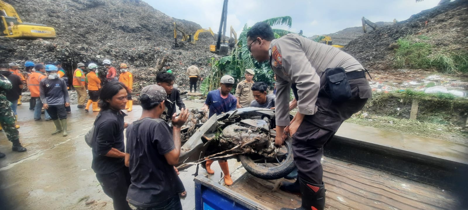 Kota Bekasi - Salah satu kendaraan sepeda motor milik pemulung yang rusak usai tertimbun longsor sampah di Zona IV TPST Bantargebang, Kota Bekasi, Senin (9/3/2026). Foto: Septian/Gobekasi.id.