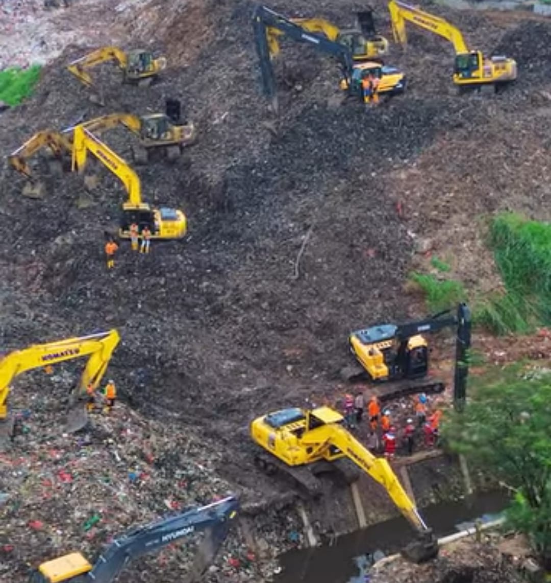 Kota Bekasi - Foto udara di Zona IV TPST Bantargebang yang mana sejumlah ekskavator diturunkan mencari bangkai kendaran dan jenazah yang tertimbun longsor, Senin (9/3/2026). Foto: Ist/Gobekasi.id.