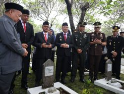 Jelang HUT ke-29, Duet Tri-Harris Ziarah ke Makam Pahlawan: Menolak Lupa Akar Sejarah Kota Patriot