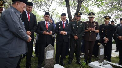 Kota Bekasi - Wali Kota dan Wakil Wali Kota Bekasi, Tri Adhianto - Harris Bobihoe bersama unsur Forkoimda Ziarah ke Makam Pahlawan jelang HUT ke-29 Kota Bekasi. Foto: Ist/Gobekasi.id.