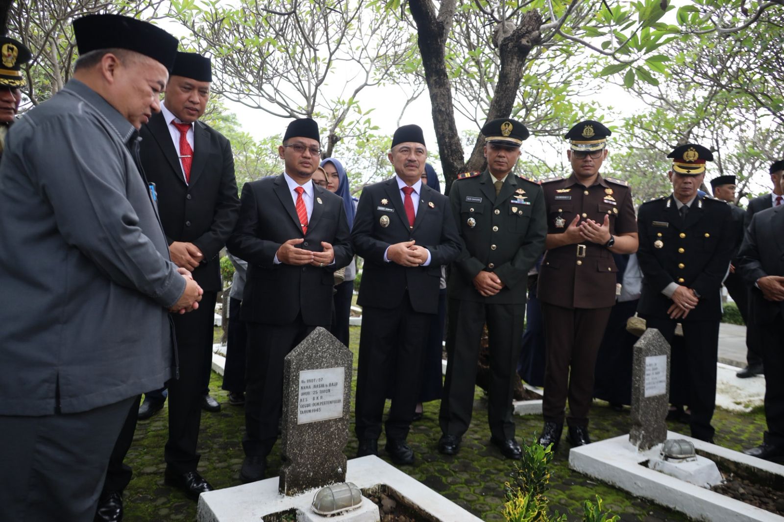 Kota Bekasi - Wali Kota dan Wakil Wali Kota Bekasi, Tri Adhianto - Harris Bobihoe bersama unsur Forkoimda Ziarah ke Makam Pahlawan jelang HUT ke-29 Kota Bekasi. Foto: Ist/Gobekasi.id.