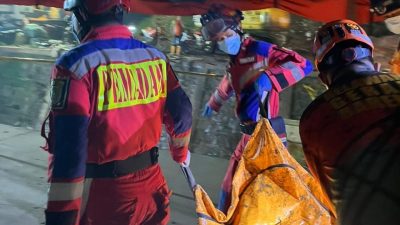 Kota Bekasi - Petugas SAR gabungan mengevakuasi korban longsor sampah Bantargebang meninggal dunia yang ke-7. Ini juga sekaligus menutup operasi SAR Foto: Septian/Gobekasi.id.