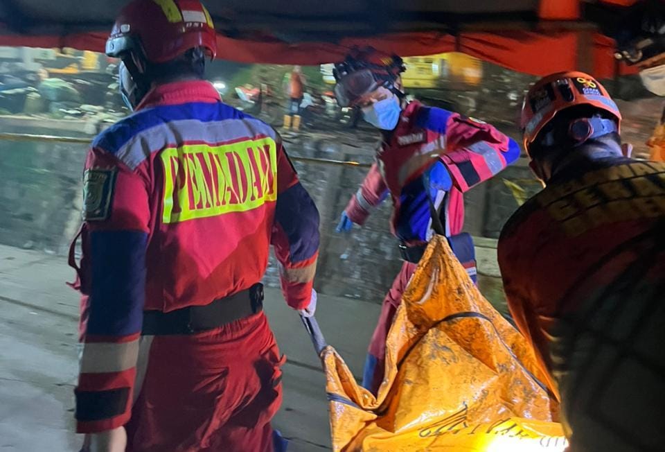 Kota Bekasi - Petugas SAR gabungan mengevakuasi korban longsor sampah Bantargebang meninggal dunia yang ke-7. Ini juga sekaligus menutup operasi SAR Foto: Septian/Gobekasi.id.