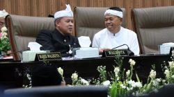 Kota Bekasi - Momen dimana interaksi Wali Kota Bekasi Tri Adhianto Tjahyono dan Gubernur Jawa Barat, Dedi Muyadi di ruang paripurna DPRD dalam rangkaian HUT ke-29 Kota Bekasi. Foto: Ist/Gobekasi.id.