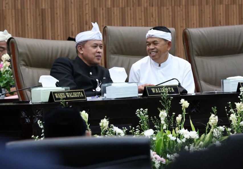 Kota Bekasi - Momen dimana interaksi Wali Kota Bekasi Tri Adhianto Tjahyono dan Gubernur Jawa Barat, Dedi Muyadi di ruang paripurna DPRD dalam rangkaian HUT ke-29 Kota Bekasi. Foto: Ist/Gobekasi.id.