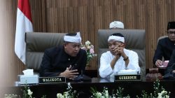 Kota Bekasi - Momen dimana interaksi Wali Kota Bekasi Tri Adhianto Tjahyono dan Gubernur Jawa Barat, Dedi Muyadi di ruang paripurna DPRD dalam rangkaian HUT ke-29 Kota Bekasi. Foto: Ist/Gobekasi.id.