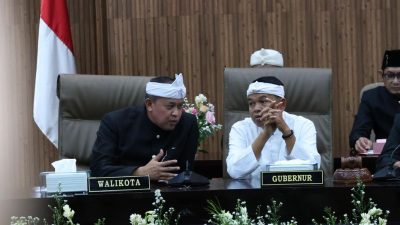 Kota Bekasi - Momen dimana interaksi Wali Kota Bekasi Tri Adhianto Tjahyono dan Gubernur Jawa Barat, Dedi Muyadi di ruang paripurna DPRD dalam rangkaian HUT ke-29 Kota Bekasi. Foto: Ist/Gobekasi.id.