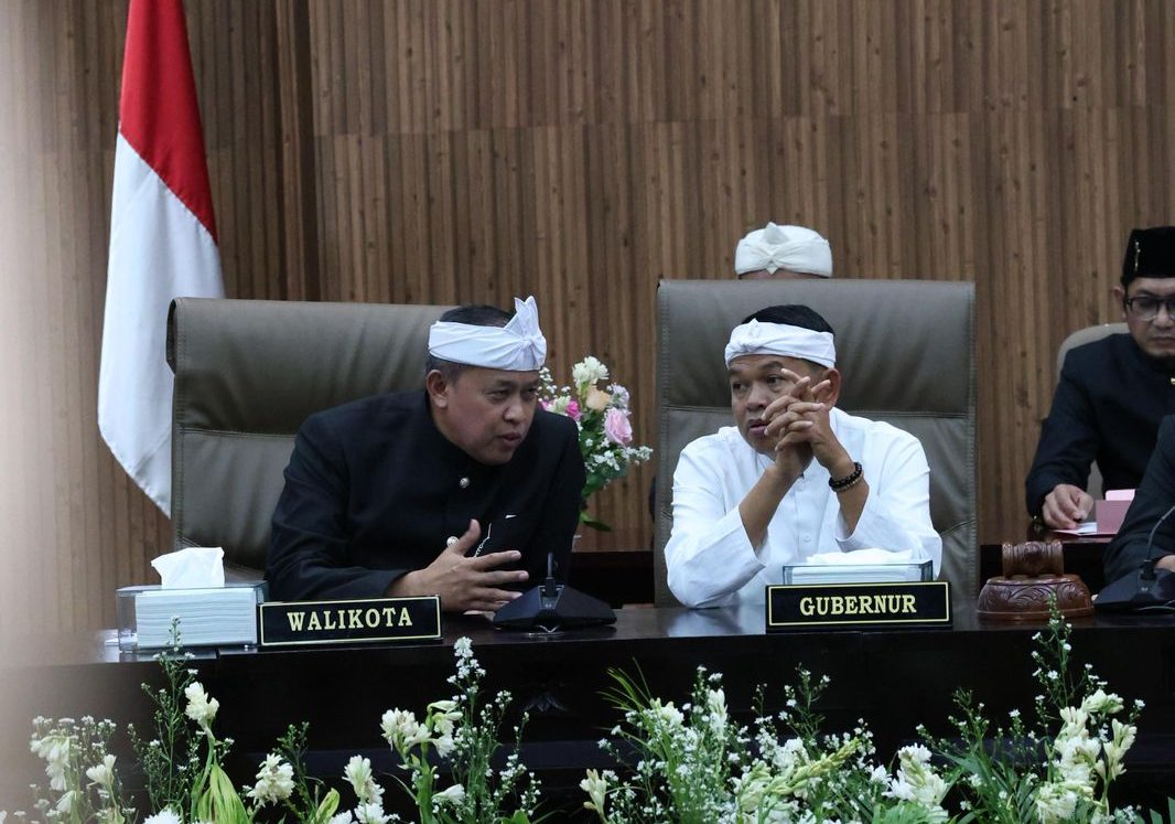 Kota Bekasi - Momen dimana interaksi Wali Kota Bekasi Tri Adhianto Tjahyono dan Gubernur Jawa Barat, Dedi Muyadi di ruang paripurna DPRD dalam rangkaian HUT ke-29 Kota Bekasi. Foto: Ist/Gobekasi.id.