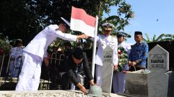Kota Bekasi - Wali Kota Bekasi Tri Adhianto dan Wakil Wali Kota Abdul Harris Bobihoe melakukan prosesi unik namun sarat makna: penyematan Helm Pahlawan di atas pusara sang pejuang Mayor M. Hasibuan, pada momen perayaan Hari Jadi Kota Bekasi ke-29, Selasa (10/3/2026). Foto: Ist/Gobekasi.id.