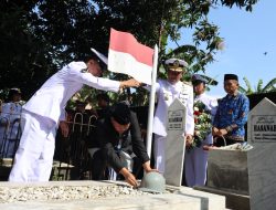 HUT ke-29 Kota Bekasi: Tri-Harris Sematkan “Helm Pahlawan” di Makam M. Hasibuan, Sejarah Kini Bisa di-Scan