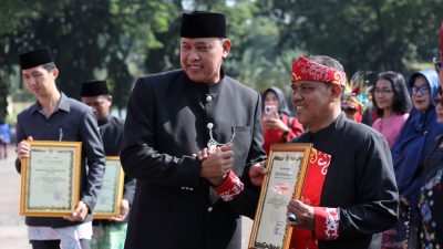 Kota Bekasi - Wali Kota Bekasi Tri Adhianto secara simbolik memberikan penghargaan lansgung kepada 14 pelaku seni budaya pada momen HUT ke-29 Kota Bekasi, Selasa (10/3/2026). Foto: Ist/Gobekasi.id.